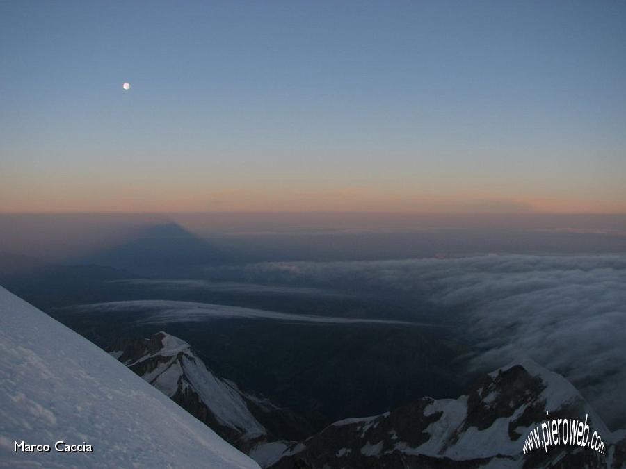 30_L'ombra del Monte Bianco e tramonto lunare.JPG